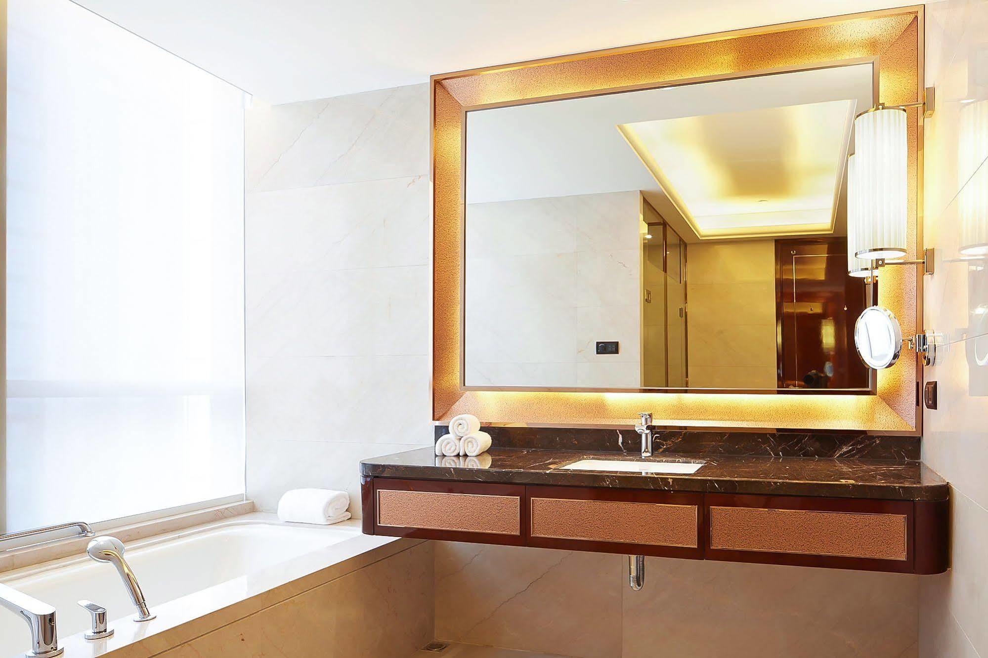 Sheraton Grand Zhengzhou Hotel Exterior photo
